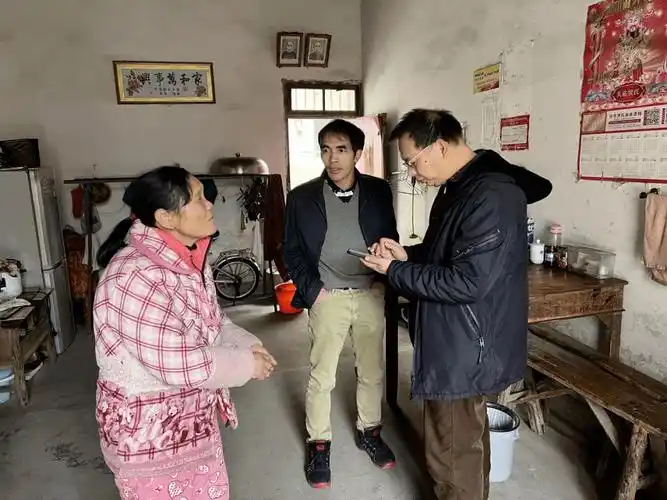 12月12日,市产投驻进贤县架桥镇土坊工作队来到所在村的脱贫户家里