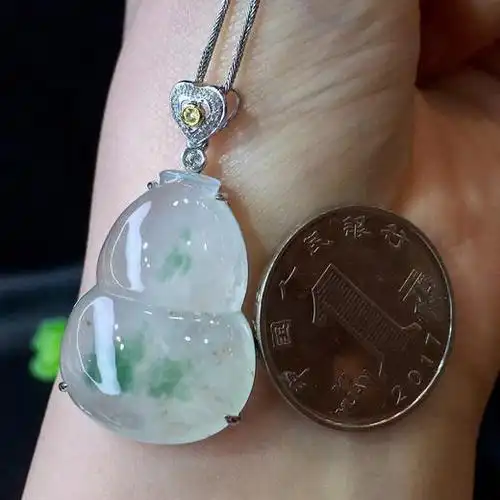 翡翠冰飘绿大葫芦飘花葫芦吊坠颜色鲜艳精致大方18k金伴钻大件饱满j