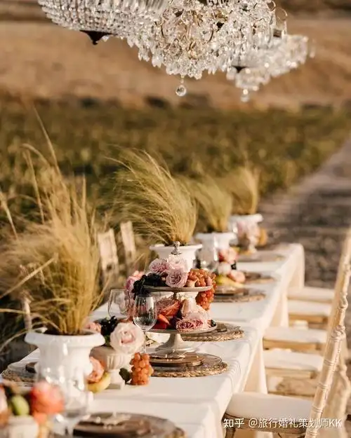 自然怀旧又质朴纯真的秋色系户外婚礼晚宴