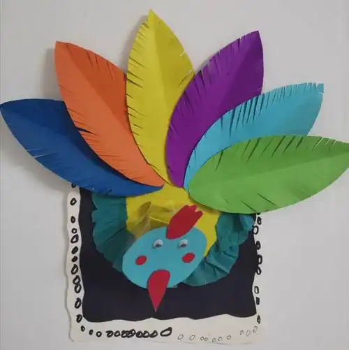 刘旭尧同学用卡纸做的小鸟,通过剪,拼,画三个步骤.