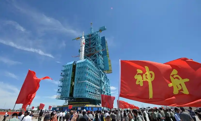 神舟二号是2001年01月10日发射的,飞行了7天,返回了地面.