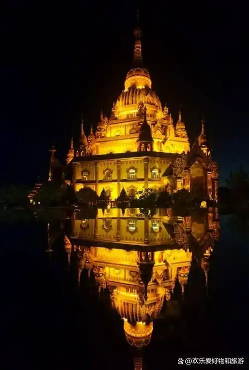 云南芒市勐焕大金塔夜景