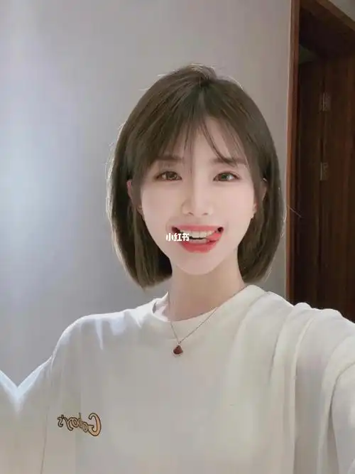 显白的发色  #笔记灵感  北京最97女生蓬松减龄短发 ,北京流行短发