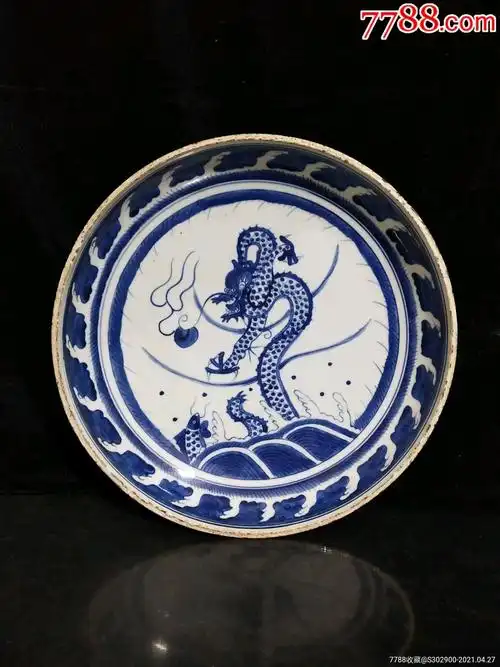 青花龙纹盘子