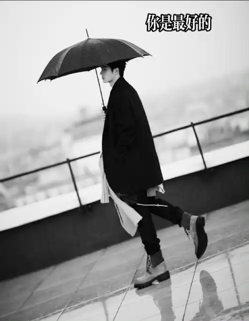 王一博超话留下伞走进大雨滂沱,让背影记得,大地和你都很快乐#王一博