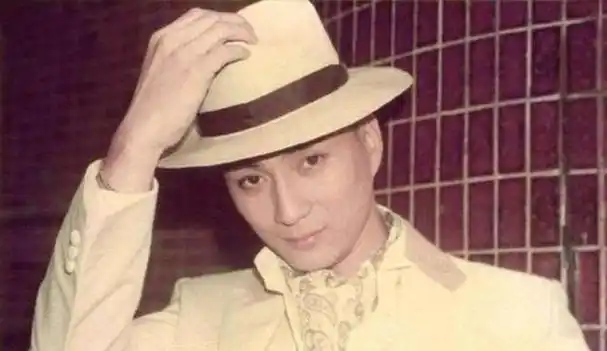 幸运的是,在年轻的时候,汤镇业凭借其英俊的外貌和出色的气质,成功地