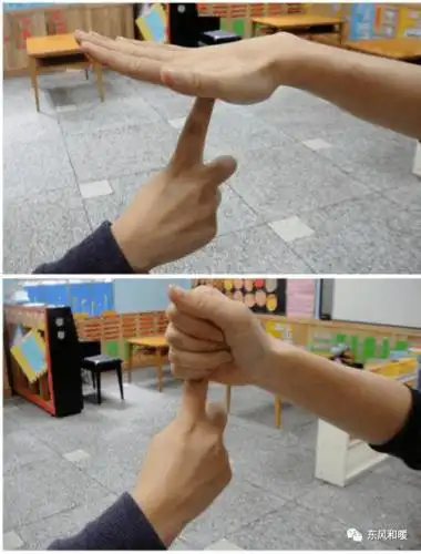 请孩子蒙上双眼,一只手张开,手心向下,家长的食指触在蒙眼人手掌中.