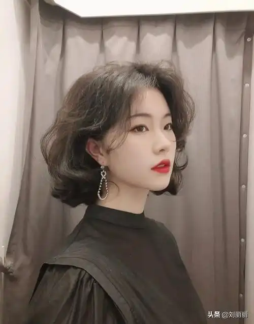 40岁左右的女性,发型这样剪,时尚年轻不老气