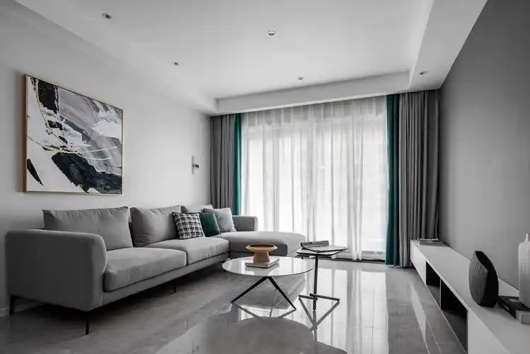 黑白与孔雀蓝的抱枕,既为空间营造了休闲的氛围,同时又与窗帘相呼应