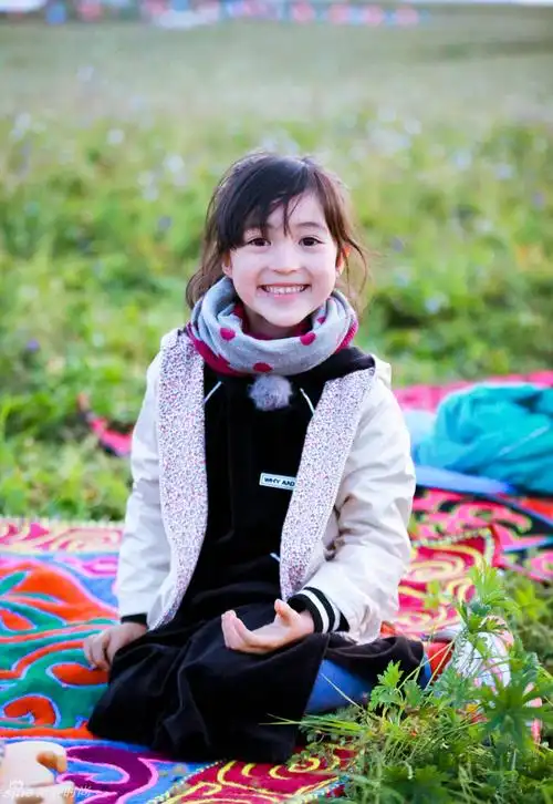 夏天草原清新萌照 ,治愈系少女微笑迷人.