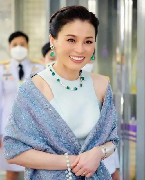 苏提达王后美出新高度,清新蓝裙搭配披肩,佩戴珠宝温婉动人