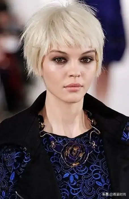 椭圆形脸适合什么发型,椭圆脸适合什么发型(30 女人这种发型更减龄)