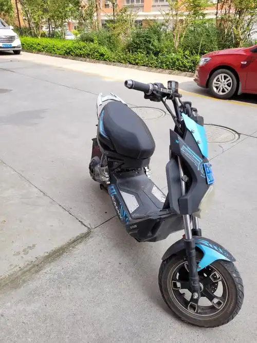 转让比德文高配战警电动车刚换的电瓶真空胎价格1