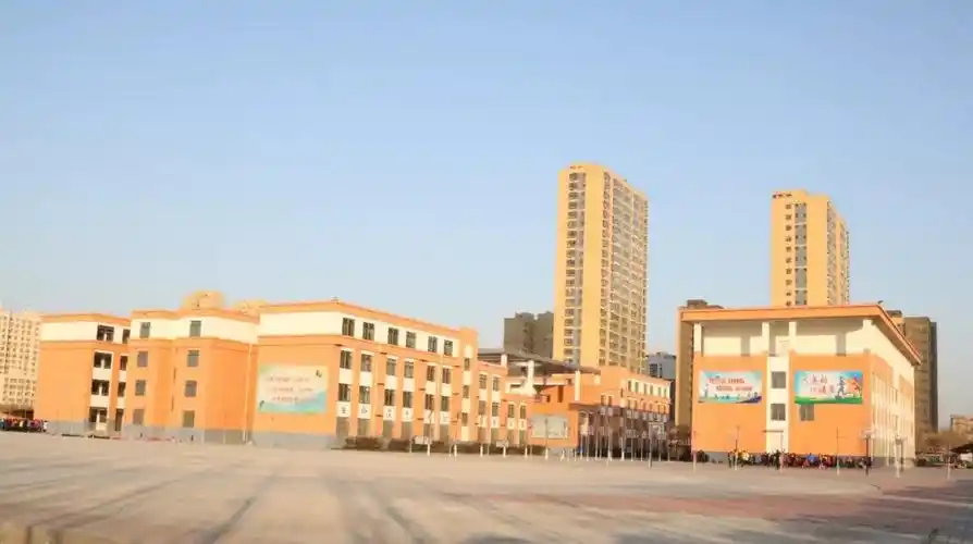 漂亮优美的"临清市逸夫实验小学"几个大字,是大文豪鲁迅先生的笔体.