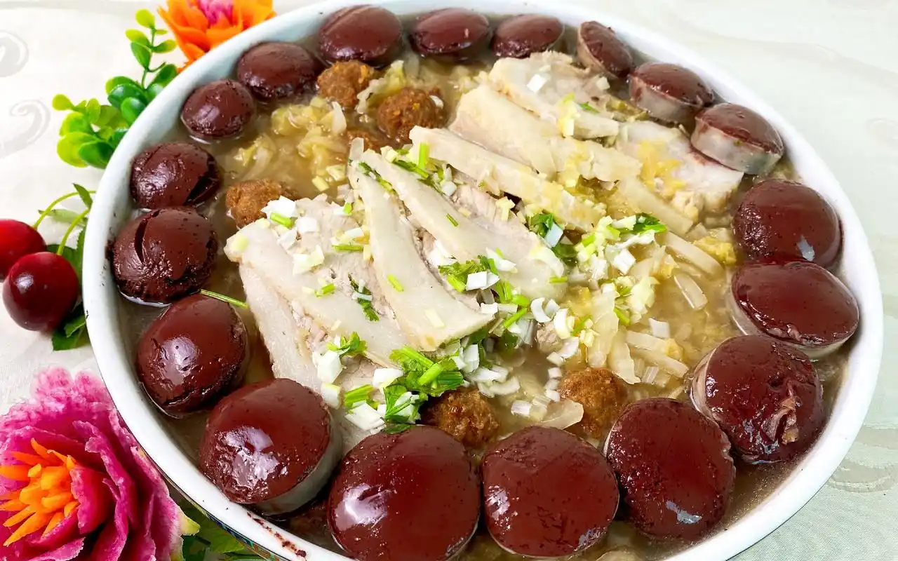 老师傅教你做地道东北杀猪菜,从灌血肠到炖酸菜,每一步都很讲究