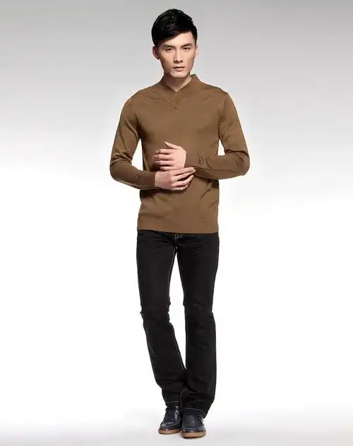 深卡其色长袖针织衫