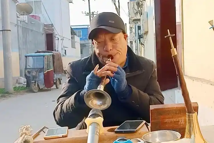 唢呐大咖演奏《大悲曲》,催人泪下,令人伤心!