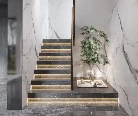 现代别墅扶手楼梯,轻奢楼梯厅,大理石藏灯踏步楼梯,绿植石头景观楼梯