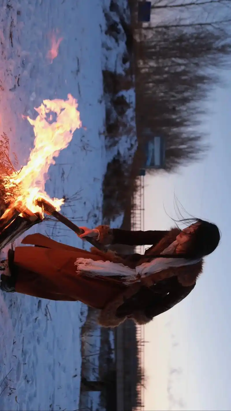 篝火燃烧,月光陪伴孤独的人,安静等太阳.在北纬43度的长春里