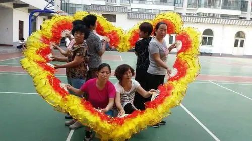 建巷社区扇子舞兴趣小组 写美篇兴趣小组的居民们摆出"好日子"的造型