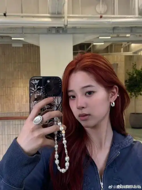 欧阳娜娜和小女孩合照##欧阳娜娜5个耳洞##欧阳娜娜