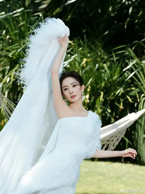 杨幂白色丝绸雪纺单肩礼服