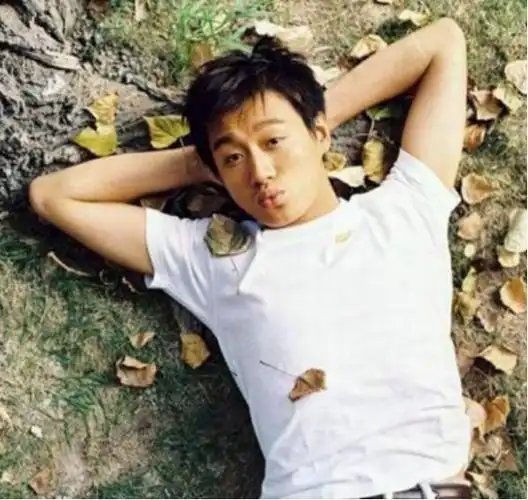 回顾佟大为爱妻子爱子女照顾植物人父亲20年后苏醒