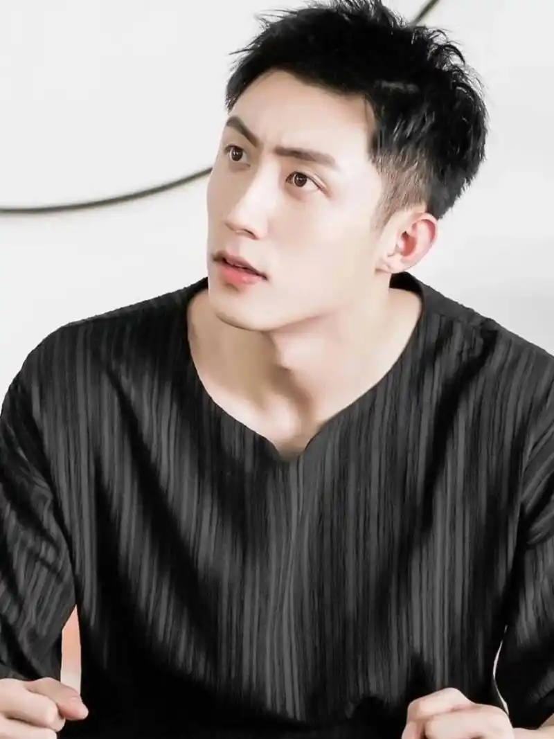 花美男‖娱乐圈"服兵役"第一人  黄景瑜91,1992年11月30日出生于