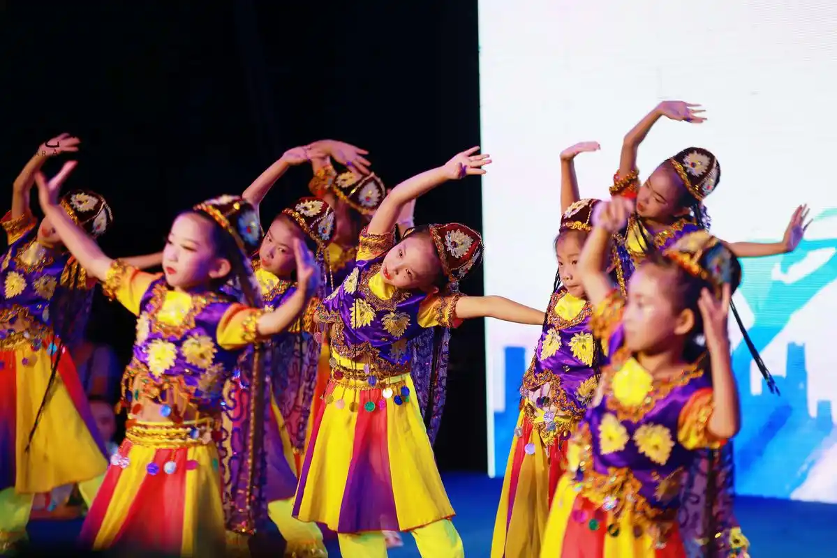 中国舞六级1班:《花儿一样的姑娘》   .