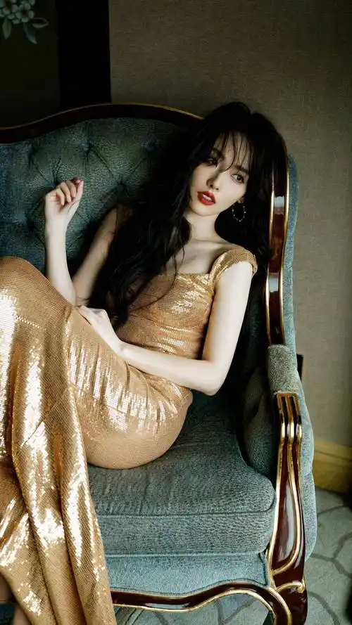 张嘉倪身着金色闪片礼服展现的气质_魅力_女神_散发出