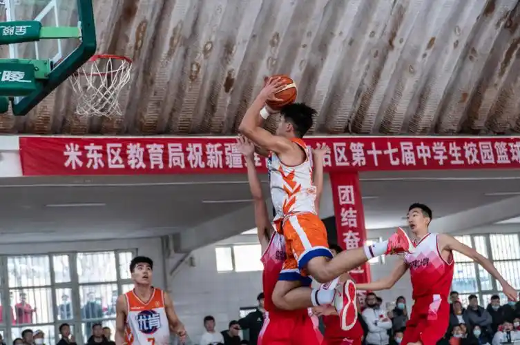 近十年来,乌鲁木齐市第101中学的多名学生凭借篮球特长,被国内参加