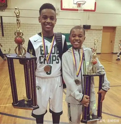 天赋强过哥哥?詹皇二儿子打球视频引热议,超强控球过人年仅12岁