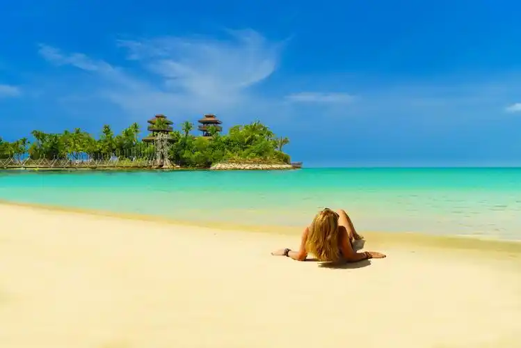 海滩比基尼美女泳装日光浴