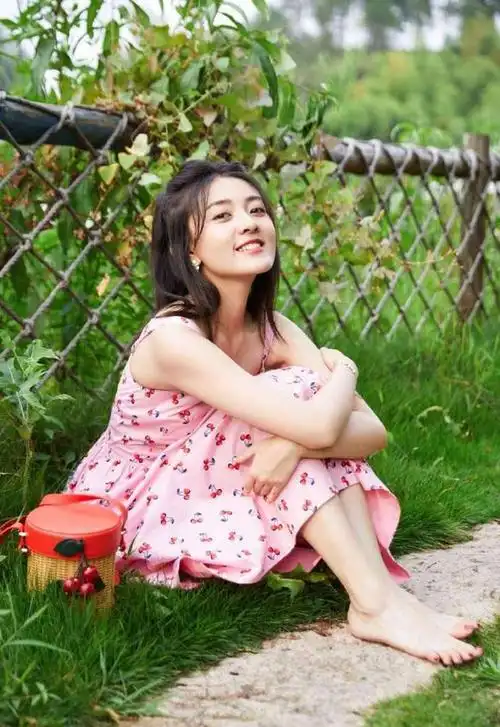 梁洁俏皮写真曝光一袭粉色樱桃吊带长裙效果清甜可人