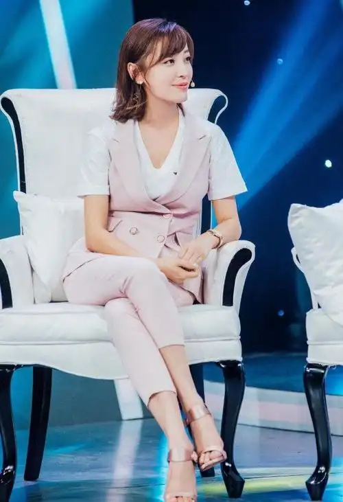 高晓菲身穿一款红色连衣裙,看起来热情又时尚,贴身的裙身将她苗条的