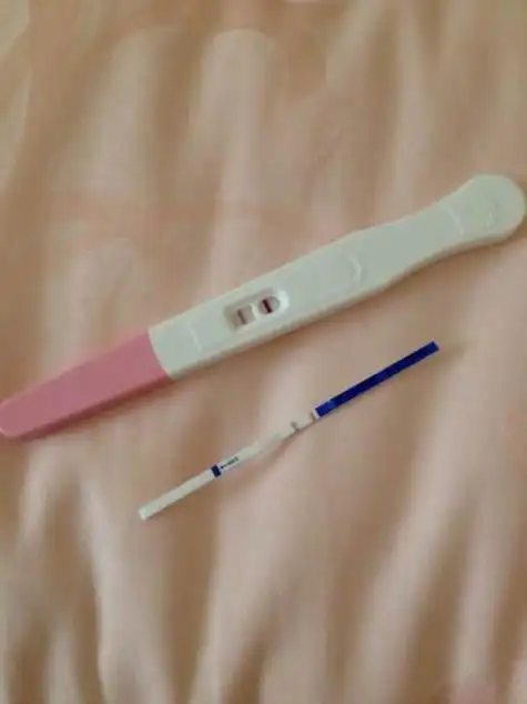 如在试纸的对照区出现一条有色带,表示阴性,说明未怀孕;反之,如在检测