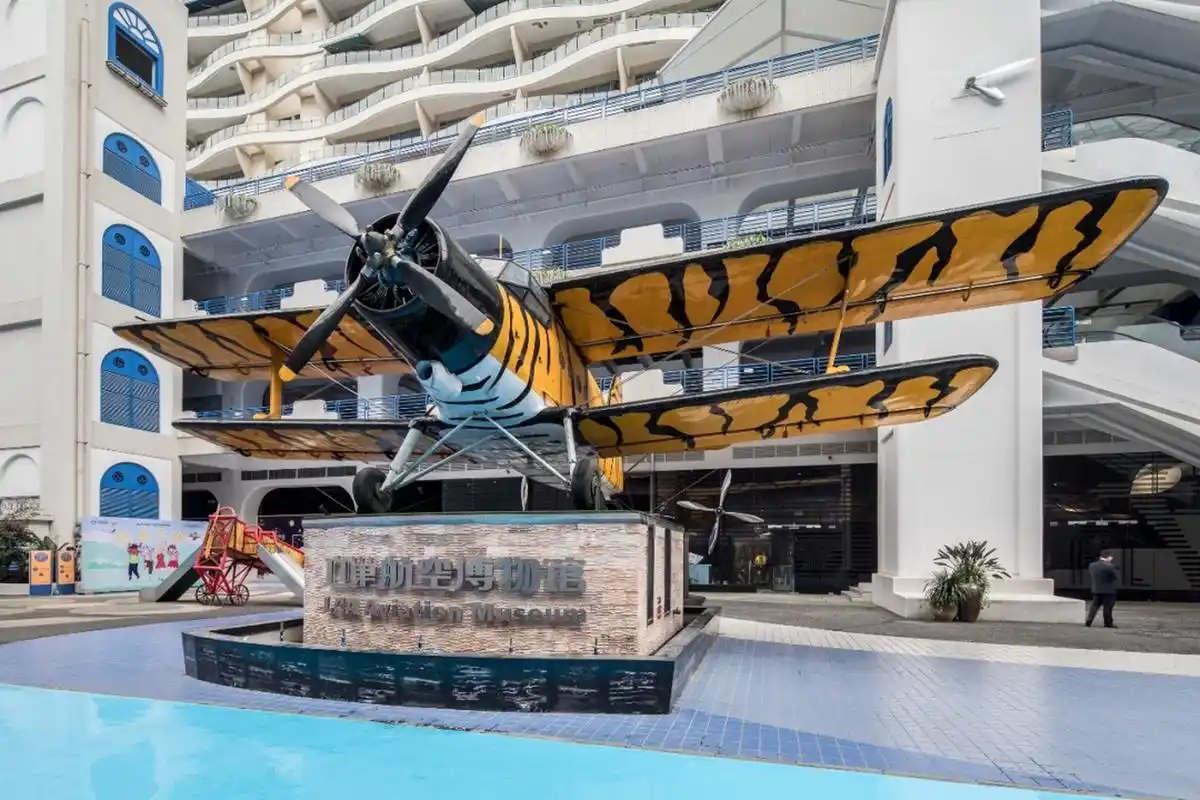 立巢航空博物馆位于成都市高新南区天府大道北段1700号环球中心西商业