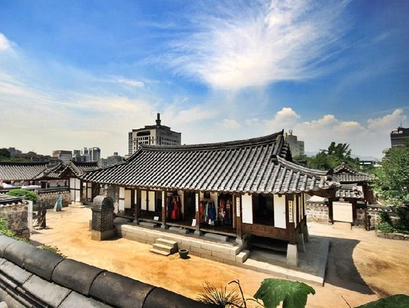 南山谷韩屋村由韩国传统房屋和庭院组成,将首尔市区和郊区的传统何葺