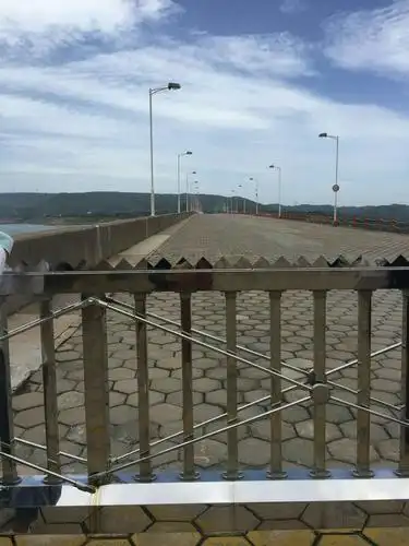 高160米,长1667米的粘土斜心墙堆石坝