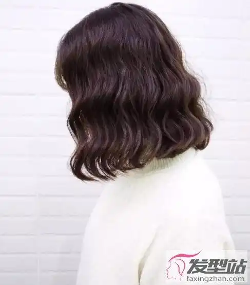 小波浪卷短发很适合年轻女生的小波浪卷短发,短发经过波浪卷烫,提升了