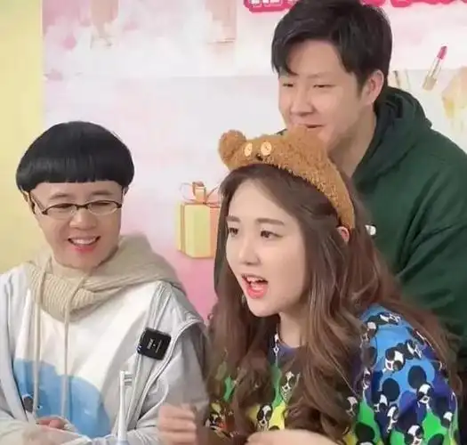 刘纯燕:倒追"校草"王宁,23岁女儿貌美如花