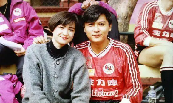 关礼杰与梁安娜两人结婚后有了两个女儿,现在都在外国读书.