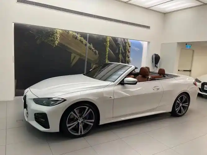 适合女孩子的车白色宝马m4敞篷