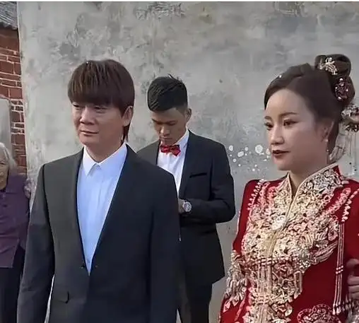 歌手六哲回老家办婚宴,两儿一女做花童,妻子节俭朴素颜值在线