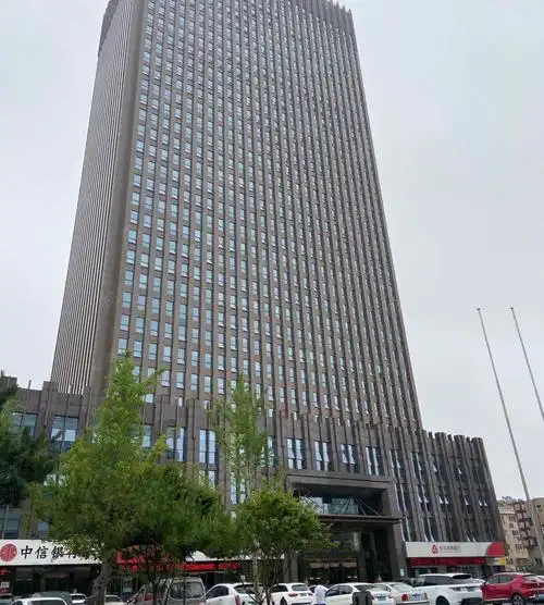 【12图】中信大厦 东南向105平 地板装修 带办公家具 采光好,烟台开发