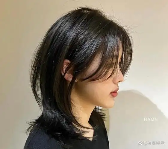 中长发少年感鲻鱼头太酷了,这款发型有着非常可爱帅气的小狼尾,发型是