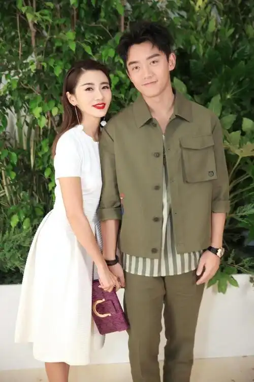 郑恺老婆苗苗在家干农活!拿锄头犁地摘菜太熟练,没有明星架子