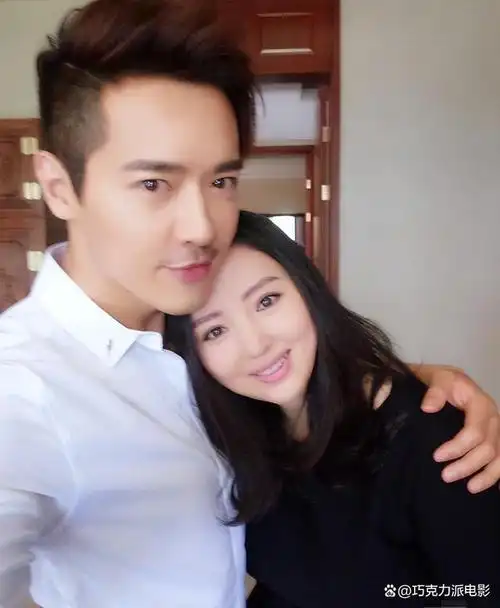 根据媒体报道,在热播剧《狂飙》中饰演高启盛的年轻演员苏小玎与董璇