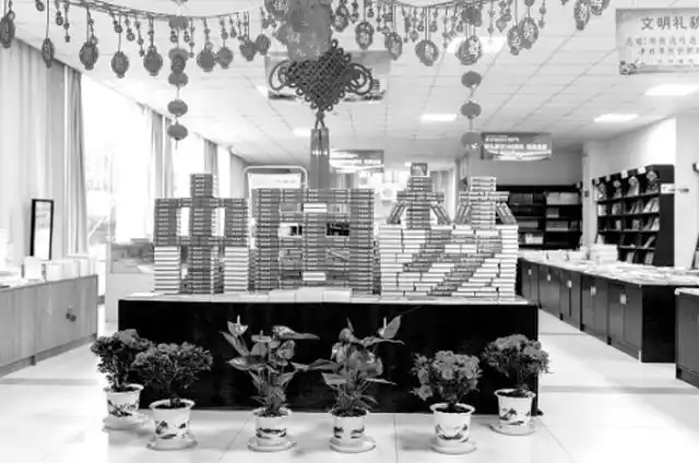 (记者汤广花)东西湖书店用图书摆出"2022"字样和中国结造型,一旁的