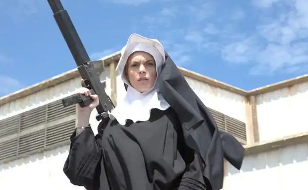 《弯刀》发布了林赛-罗翰的最新剧照,剧照中的林赛-罗翰化身彪悍修女